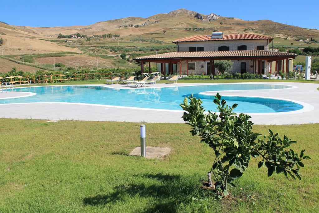 Tenuta Lanza Il Mulino Acquaviva Platani Luaran gambar