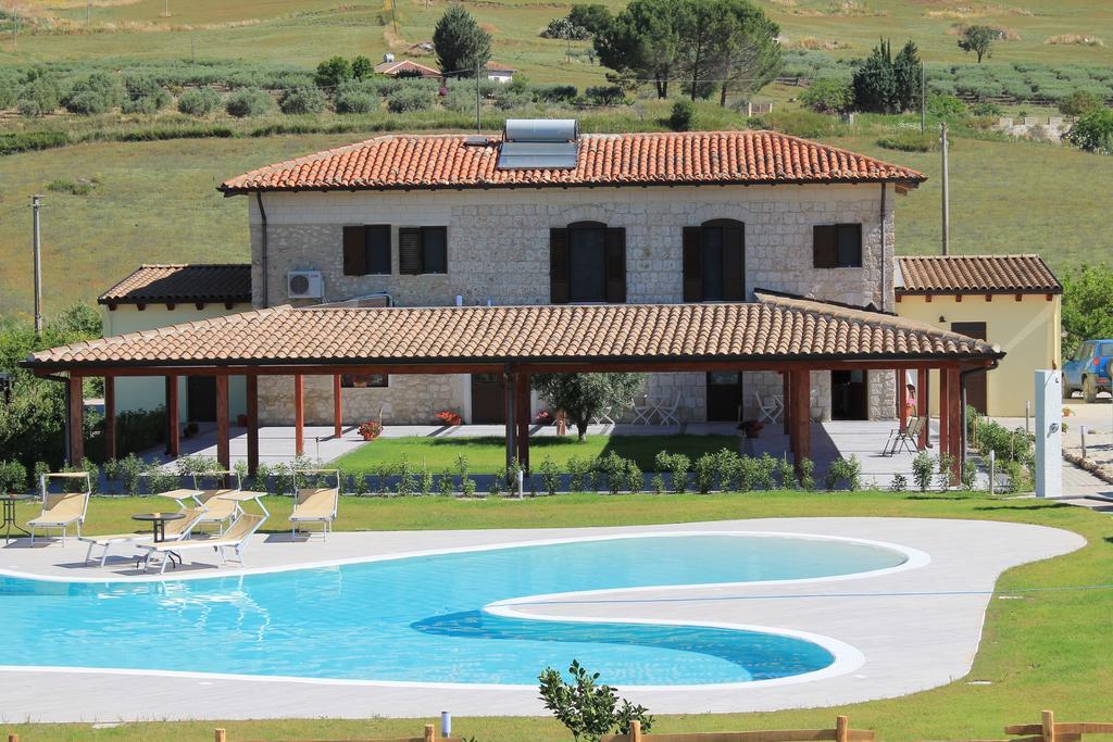 Tenuta Lanza Il Mulino Acquaviva Platani Luaran gambar