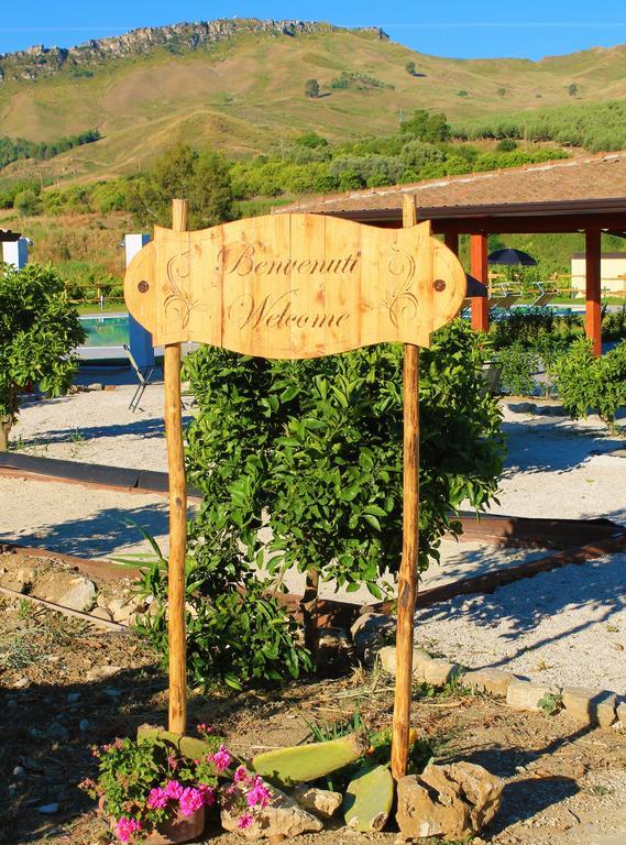 Tenuta Lanza Il Mulino Acquaviva Platani Luaran gambar