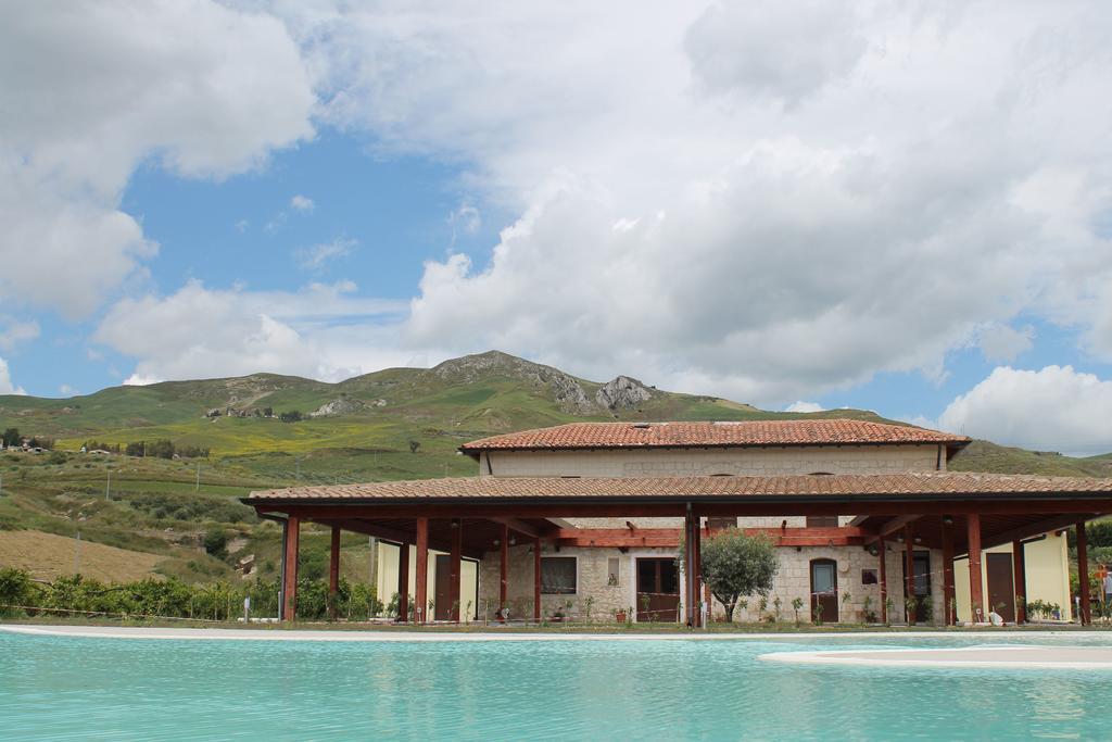 Tenuta Lanza Il Mulino Acquaviva Platani Luaran gambar