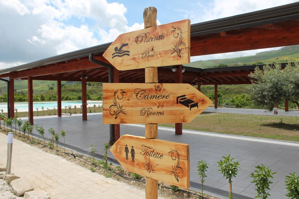 Tenuta Lanza Il Mulino Acquaviva Platani Luaran gambar