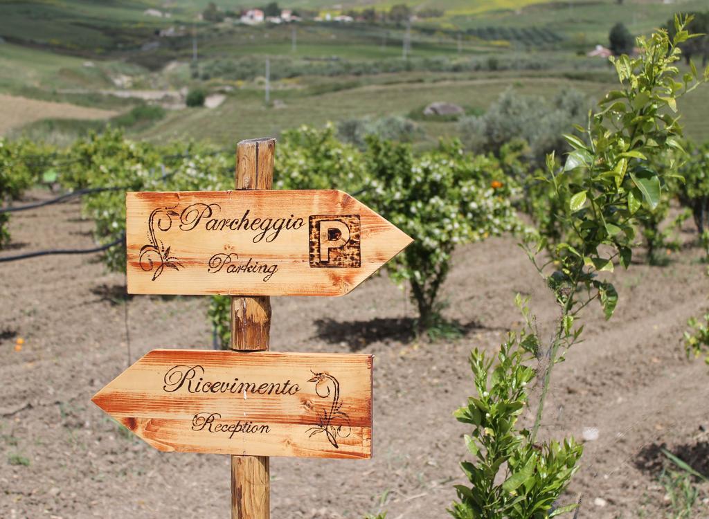 Tenuta Lanza Il Mulino Acquaviva Platani Luaran gambar