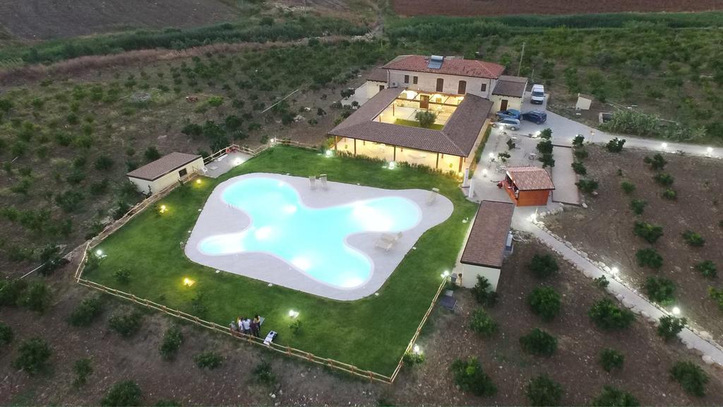 Tenuta Lanza Il Mulino Acquaviva Platani Luaran gambar