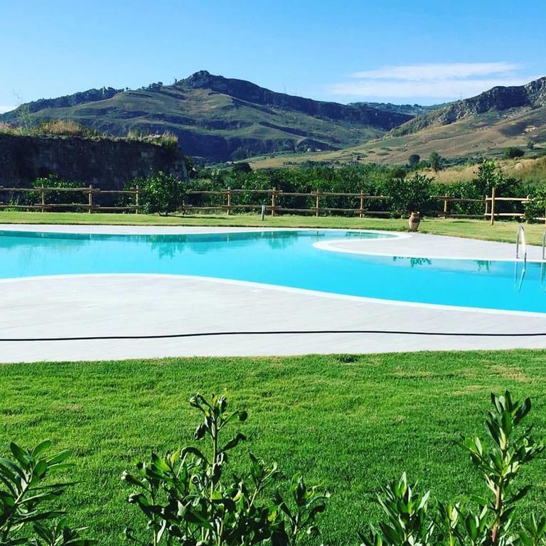 Tenuta Lanza Il Mulino Acquaviva Platani Luaran gambar